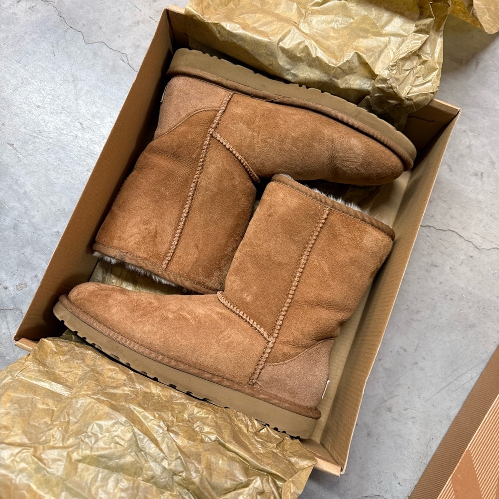 UGG women’s Classic short boots size 7 - Picture 1 of 8